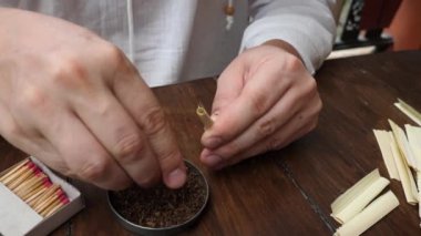 Erkekler kendi sigaralarını kendi elleriyle sarar.