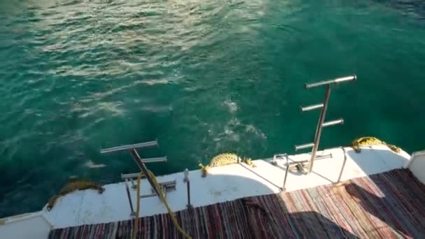 Просыпайтесь за кораблем с пеной волны и пузырьками — стоковое видео