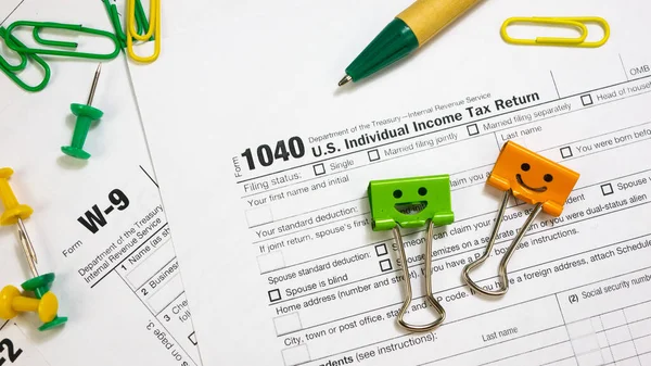 IRS 1040 and W-9 U.S. Tax Form and Green Pen — ストック写真