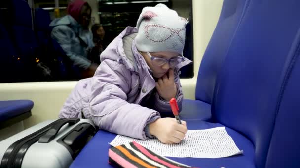 Dibujo de niño por rotulador en tren — Vídeos de Stock