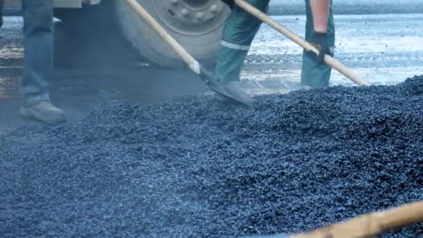 Trabajadores colocando asfalto en la carretera — Vídeos de Stock