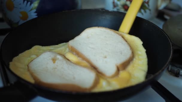 Cozinhar sanduíche de torradas e ovos fritos — Vídeo de Stock