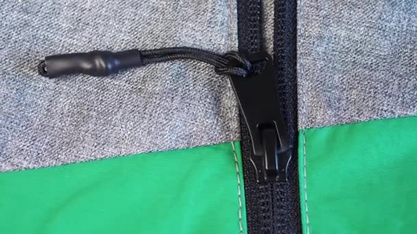 Zipper preto na jaqueta cinza verde — Vídeo de Stock