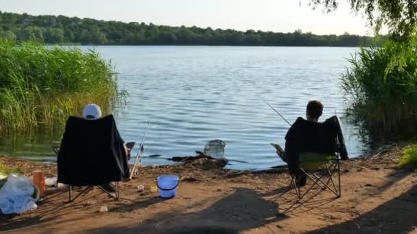 Pêcheurs sur les prises à terre poissons — Video