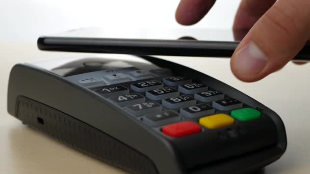Utiliza el pago sin contacto por teléfono inteligente NFC — Vídeo de stock