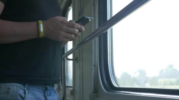 Manos de hombre usando el teléfono celular en tren — Vídeo de stock