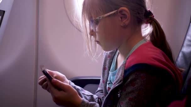 Cute Little Kid Girl wygląda na smartfona — Wideo stockowe