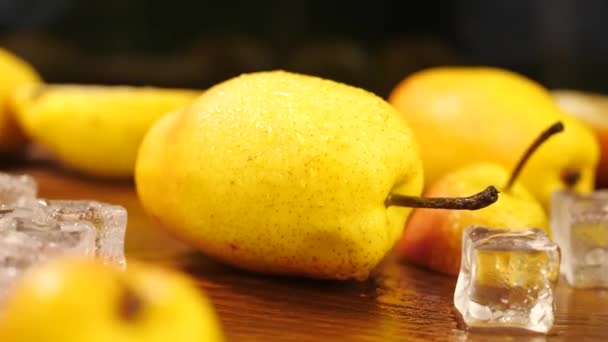 Poire mûre sur surface en bois avec glace — Video