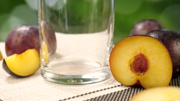 Despeje suco de ameixas de frutas em vidro — Vídeo de Stock