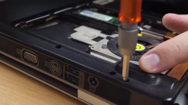 Reparateur repariert Laptop in Werkstatt — Stockvideo