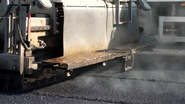 Walze rollt frischen heißen Asphalt auf Straße — Stockvideo