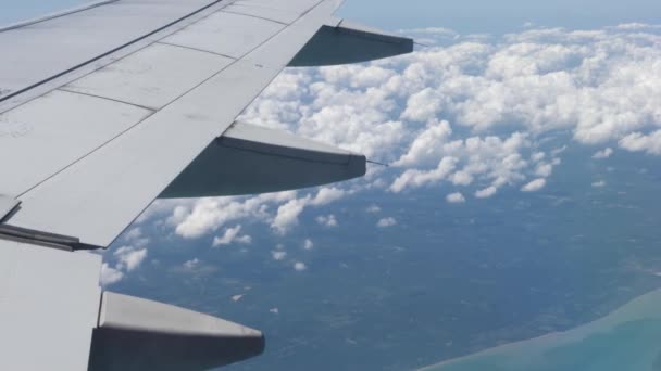 Вид из окна самолета на Белые облака и землю — стоковое видео