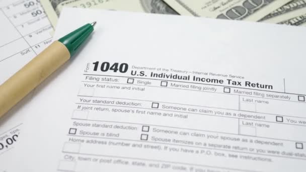 Formulário de impostos em branco 1040 e caneta verde — Vídeo de Stock