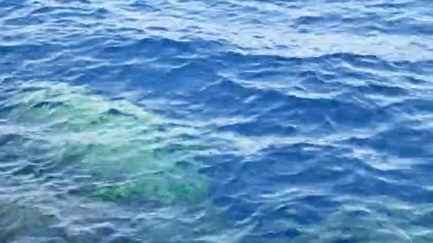 Água do mar azul com espuma branca para fundo — Vídeo de Stock