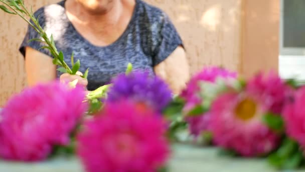 Mulher floristas mãos fazendo buquê — Vídeo de Stock