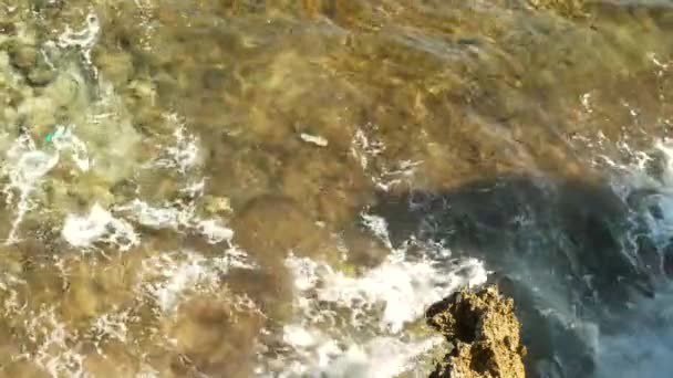 Surface d'eau transparente bleue sur la mer ou l'océan avec de petites vagues — Video