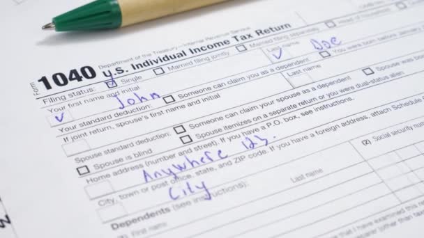 IRS 1040 U.S. Φορολογικό έντυπο και πράσινο στυλό — Αρχείο Βίντεο