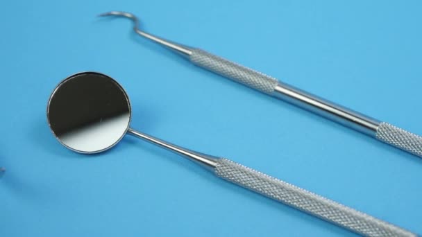 Instrumentos de herramientas dentales: Espejo bucal, Explorador dental o sonda de hoz, fórceps — Vídeo de stock