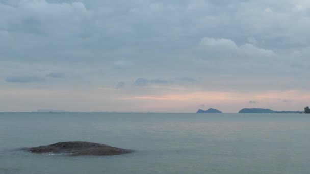Schönes ruhiges blaues Meer und wolkenverhangener Himmel bei Sonnenuntergang — Stockvideo