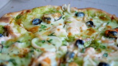 Midyeli, zeytinli, peynirli taze pizza al.