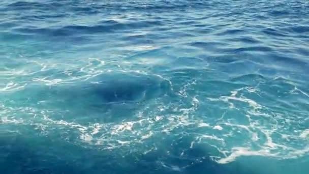 青い海または晴れた日の海のボートの近くの波 — ストック動画