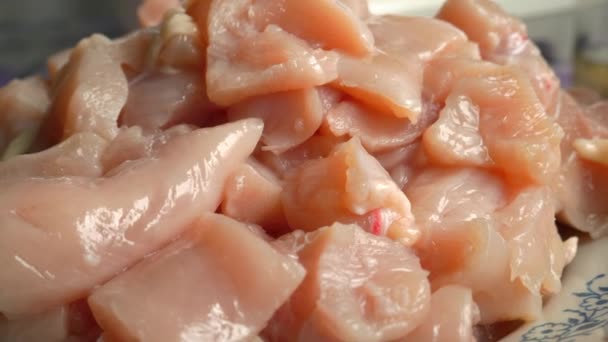 Fette di filetto di carne di pollo crudo — Video Stock