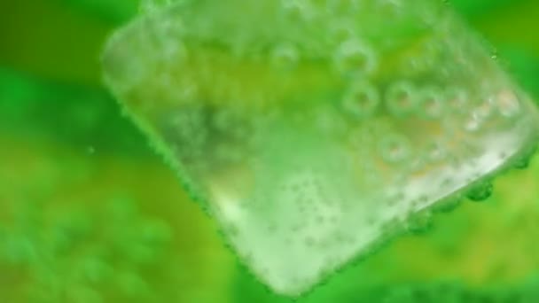 Зеленый напиток с пузырьком и кубиками льда — стоковое видео