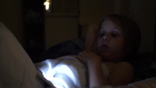 Carino bambina a letto guardando Tablet PC di notte — Video Stock