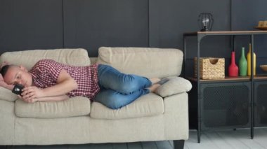 Smartphone Kullanan Freelancer Koltukta Yalan Söylüyor