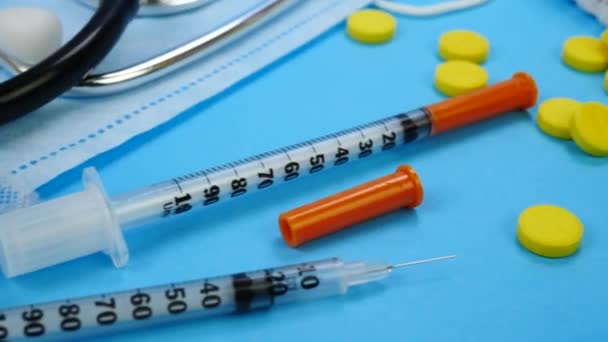 Gezondheidszorg in het ziekenhuis met insuline spuit en pillen — Stockvideo