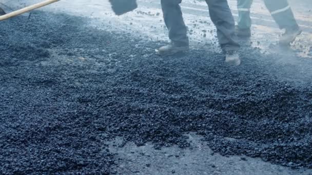 Trabajadores sobre asfalto y reparación de calles de la ciudad — Vídeo de stock