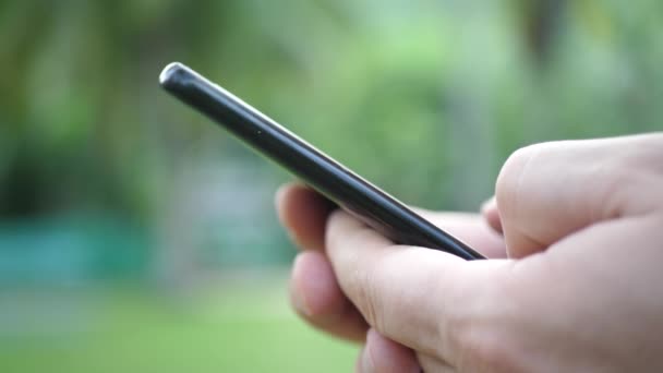 Männchen hält schwarzes Telefon mit Haken und spielt Spiel — Stockvideo