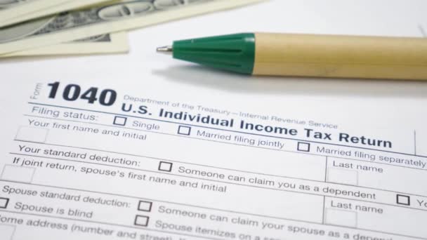 Dolarové směnky a prázdný formulář 1040 US Přiznání k dani z příjmu fyzických osob