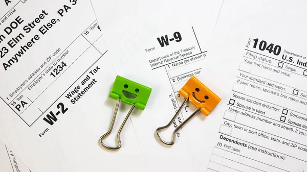 Clips de encuadernación con bolígrafo en W-9, W-2 y formulario de impuestos 1040 —  Fotos de Stock