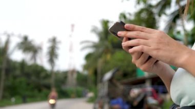 Kadın Siyah Akıllı Telefon Tutuyor Elektronik Haritada Yol Aramaya Çalışıyor