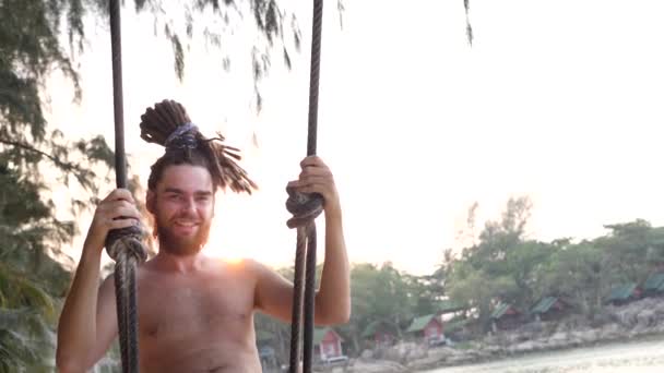 Bonito homem balanço praia no mar — Vídeo de Stock