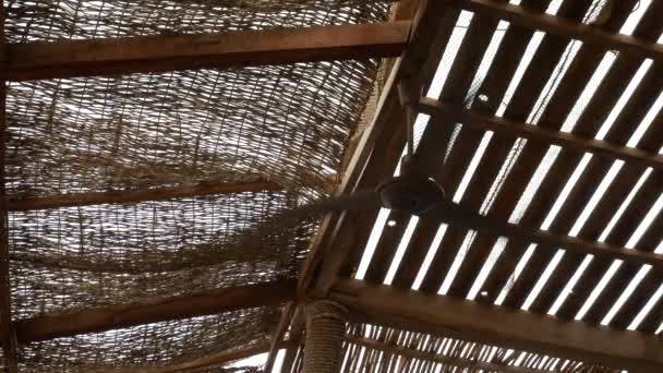 Ventilador de techo eléctrico en bungalow de madera — Vídeos de Stock