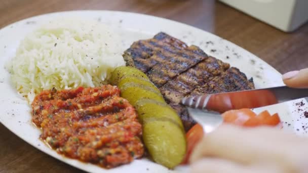 Cortes de mão bife grelhado na hora — Vídeo de Stock