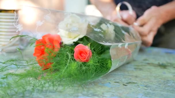 Florista Hembra haciendo ramo de rosas — Vídeo de stock