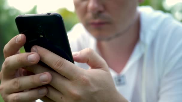 Mão masculina digitando informações em rede social em preto Smartphone — Vídeo de Stock