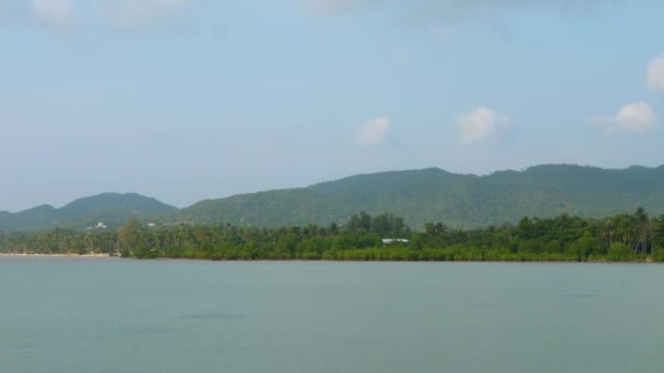 Ruhiges, verträumtes Meer in der Nähe der Küste der tropischen Insel. Wolken am Himmel. — Stockvideo