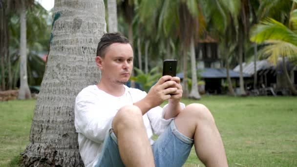 Hombre molesto usando teléfono inteligente — Vídeo de stock