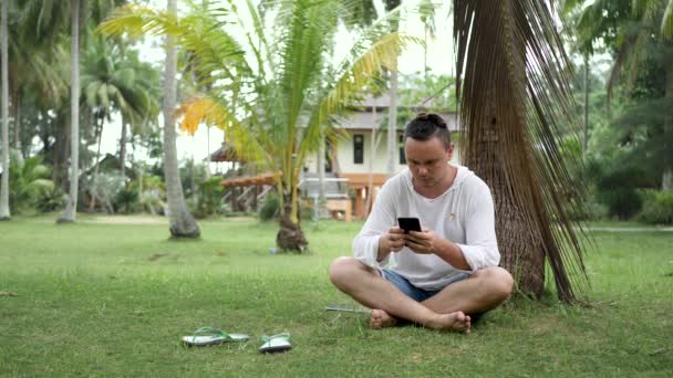 Hombre usando smartphone y tablet PC — Vídeos de Stock