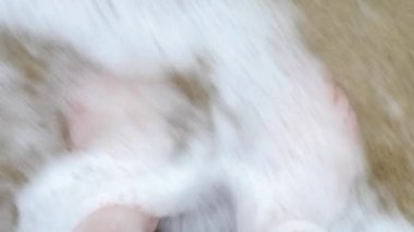 Su Dalgasıyla Deniz Kum Sahil Kıyısında Erkek Bacakları