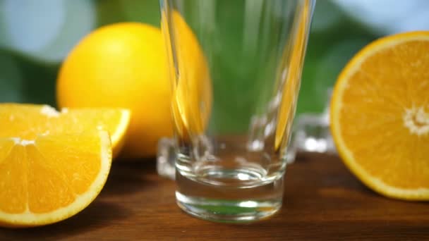 Οργανικό φρέσκο χυμό πορτοκαλιού φρούτων χυθεί σε γυαλί — Αρχείο Βίντεο