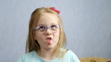 Komik kız ördek gibi dudak tüpü yapıyor.