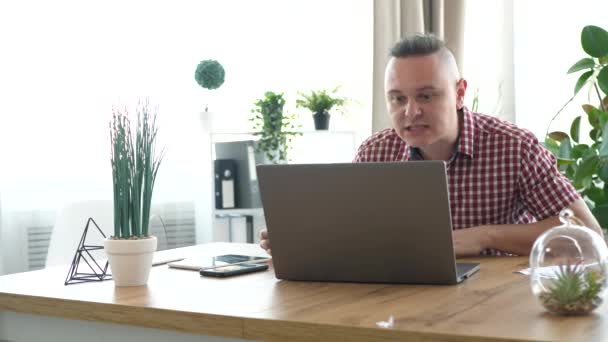 Man Office Worker skrika och riva papper kommunicera med underordnade via videochatt — Stockvideo