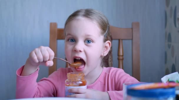 Pensive menina comendo purê de frutas frescas — Vídeo de Stock