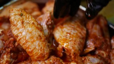 Şef fırıncı baharatlı tavuk kanadı alır.