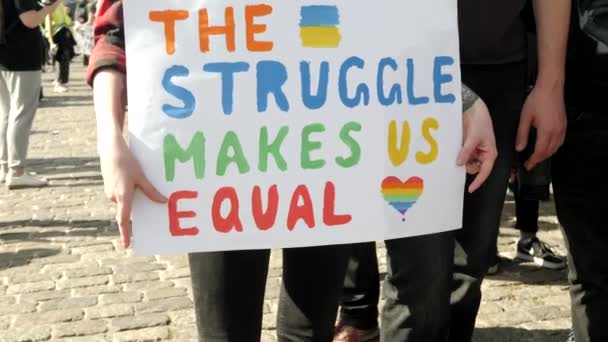 Célébration de la fête de la rue Pride avec des drapeaux arc-en-ciel — Video